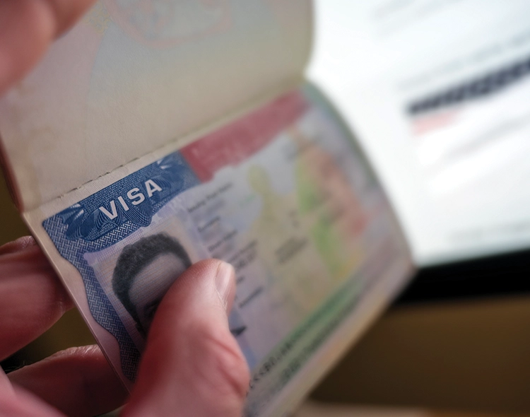 Person holding a US Visa