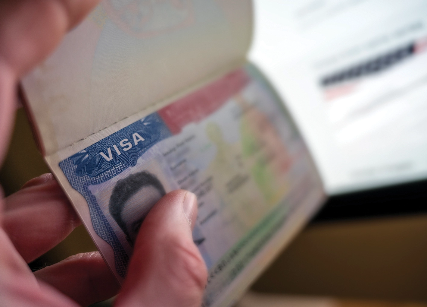 Person holding a US Visa